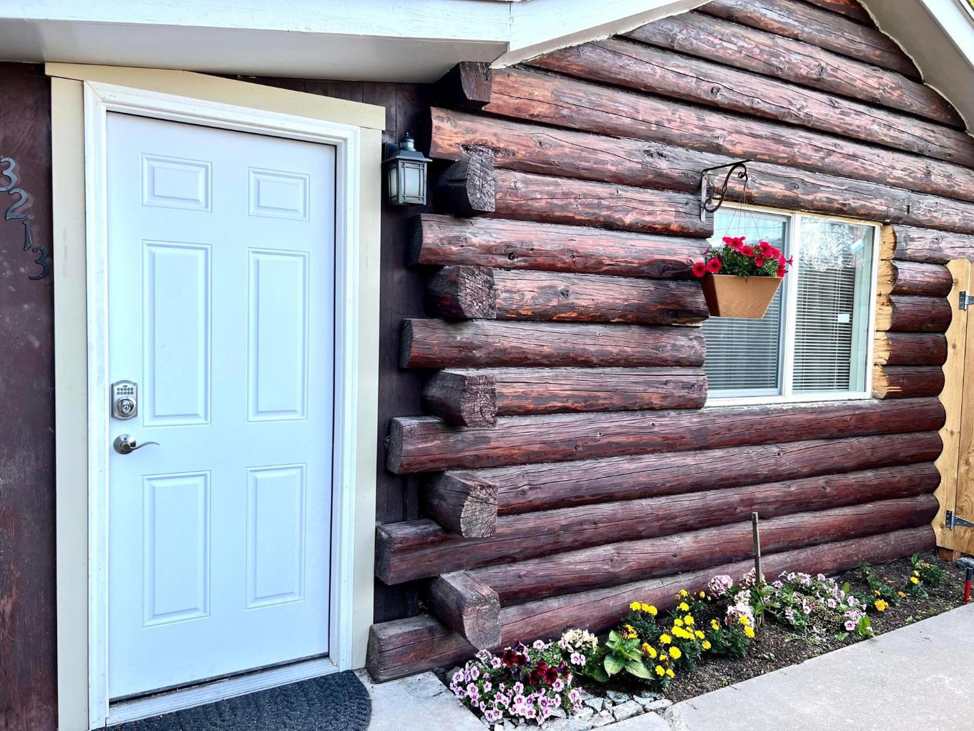Log House In Heart Of Anchorage Apartment Exterior foto
